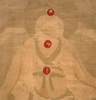 Tres sílabas, ཨོཾ་ (oṃ) ཨཱཿ (āḥ) ཧཱུྃ (hūṃ), en los tres centros